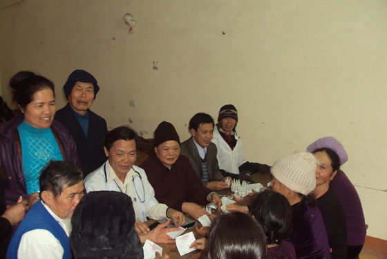 Chùa Linh Ứng khám bệnh từ thiện cho người nghèo năm 2012