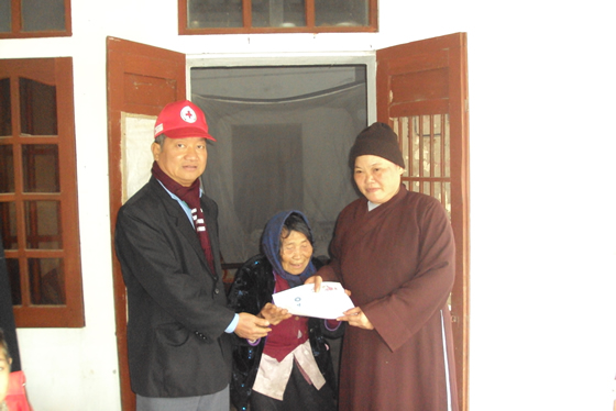 Chùa Linh Ứng phát quà tết cho người nghèo năm 2012.