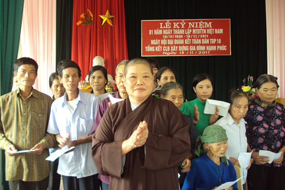 Nhân ngày lễ kỷ niệm 81 năm ngày thành lập MTDTTN Việt Nam. Chùa Linh Ứng phát quà từ thiện cho người nghèo tổ dân phố 16.